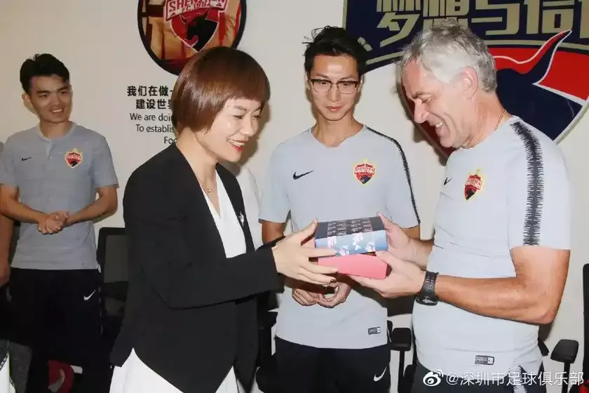 丁冬梅给时任主帅多纳多尼庆生