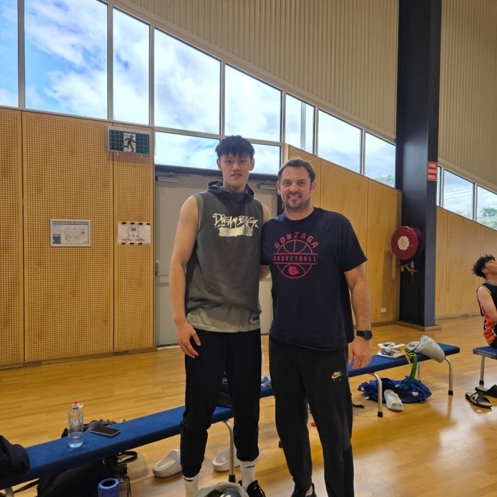 曾凡博和东南墨尔本凤凰队助理教练卢克·肯德尔